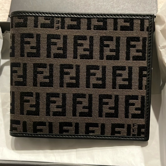 Fendi Mens Bifold Wallet, New with tissue paper tag and box. - Picture 2 of 13